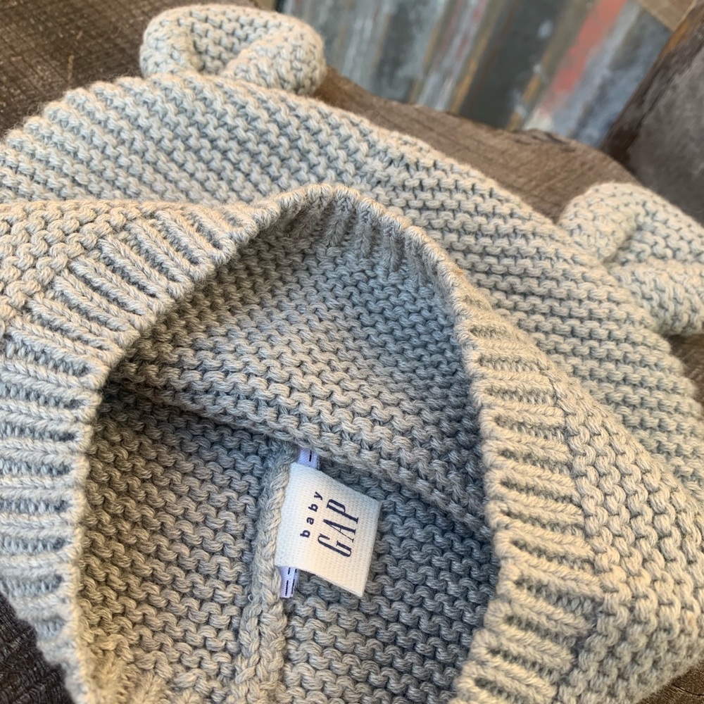 🌴! Baby GAP beanie hat and baby bib! - Picture 3 of 5